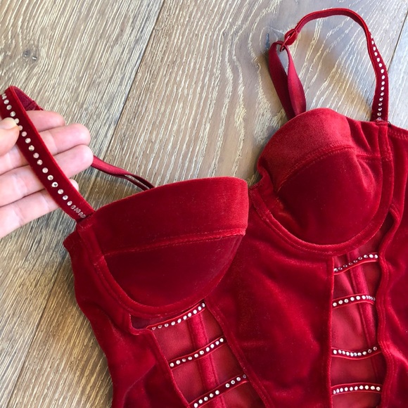 Red lingerie - Picture 4 of 6